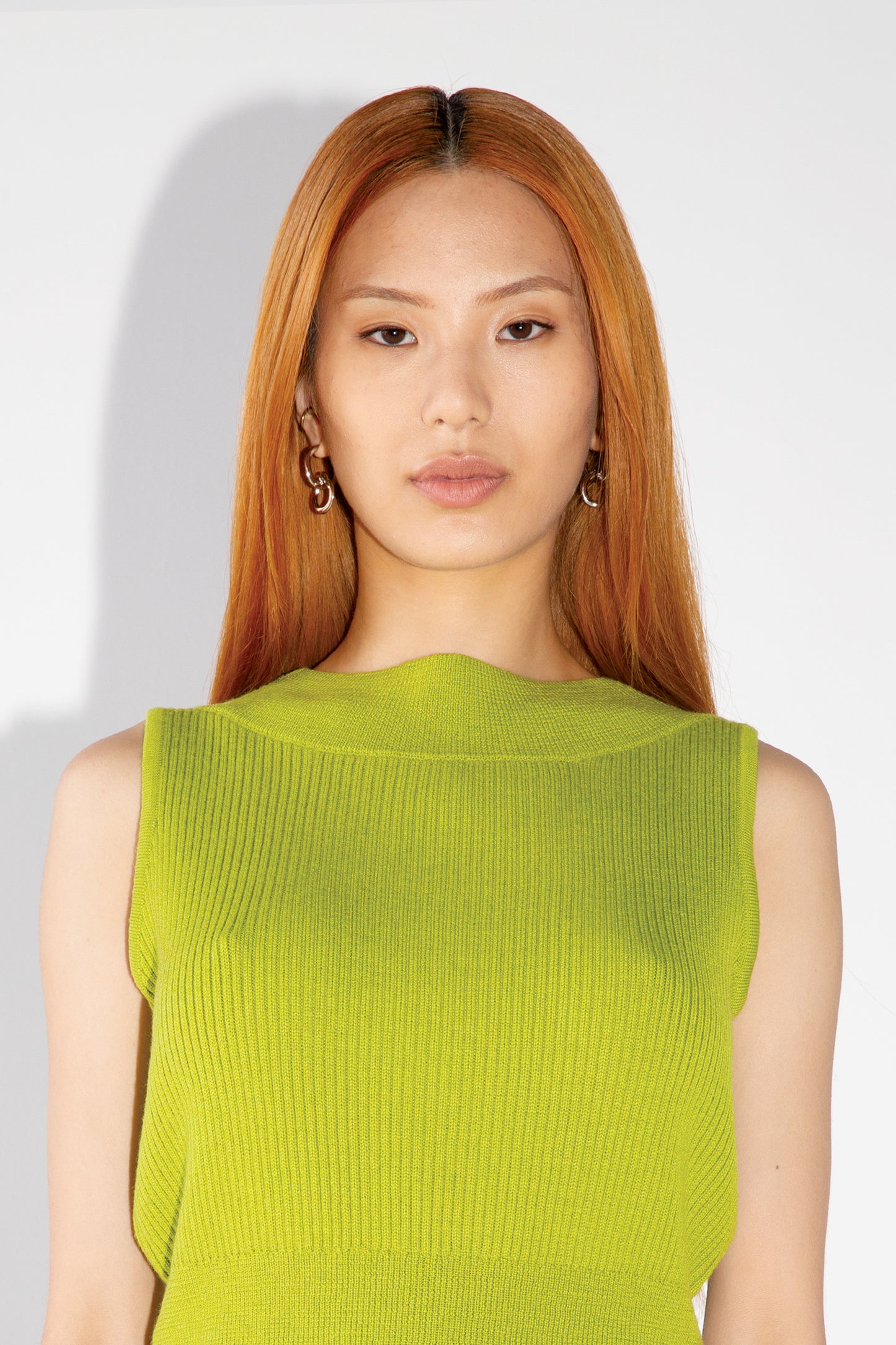 SLEEVELESS SWEATER