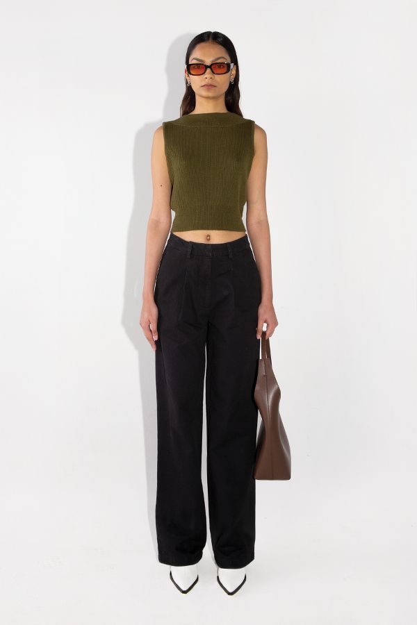 SLEEVELESS SWEATER